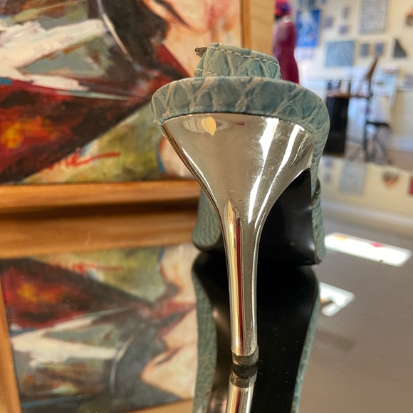 Steve Madden sling heels. Fantastic chrome heel! A very elegant presentation!🍸 - Picture 2 of 5